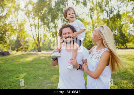 Famille heureuse dans le parc. Banque D'Images