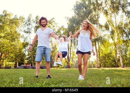 Famille heureuse dans le parc. Banque D'Images