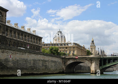 Vue sur le bâtiment sur le quai de la rue bien sûr, Pont Notre-Dame pont, le Tribunal de Commerce de Paris et de la Conciergerie (ancienne prison) le long de la Seine Banque D'Images