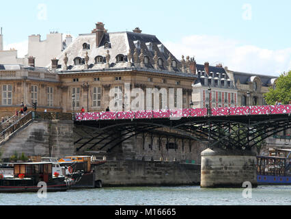 Pont Pont des arts (love lock bridge) et bâtiments vus sur le quai Malaquais, rue Riverside, Seine, Paris, France. Banque D'Images