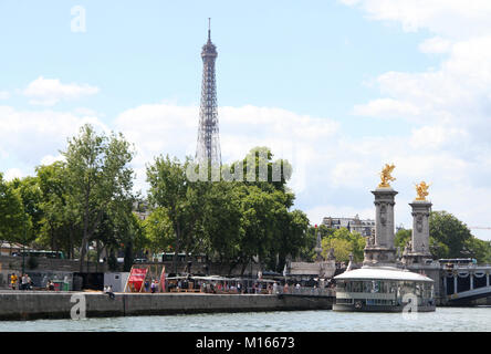 Vue de la Tour Eiffel, à l'arrêt taverne restaurant flottant appelé Rosa Bonheur sur Seine et doré sur le socle sculptures Fames des contrepoids à t Banque D'Images