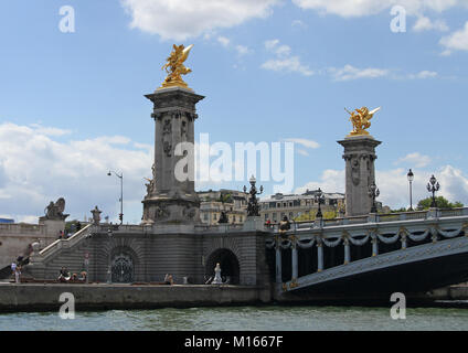 Sculptures sur l'EMAG doré socle contrepoids sur le bord de l'étang du pont Alexandre III, Seine, Paris, France. Banque D'Images