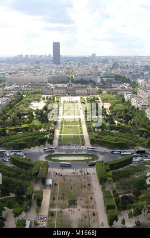 Vue sud-est depuis le sommet de la Tour Eiffel, le Champ de Mars, avec la Tour Montparnasse (Tour Montparnasse) dans la distance, Paris, Banque D'Images