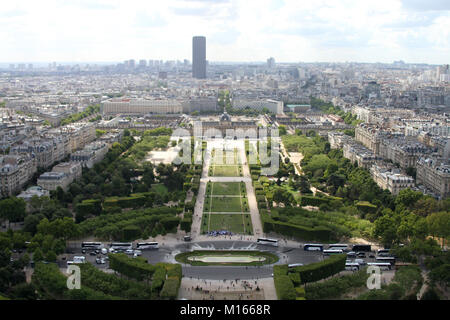 Vue sud-est depuis le sommet de la Tour Eiffel, le Champ de Mars, avec la Tour Montparnasse (Tour Montparnasse) dans la distance, Paris, Banque D'Images