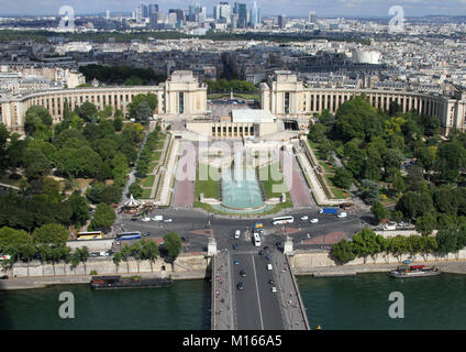 Vue sur Palais de Chaillot (Palais de Chaillot) et Jardins du Trocadéro (Jardins du Trocadéro) avec une partie du Pont d'Iena au nord-ouest du pont de Banque D'Images