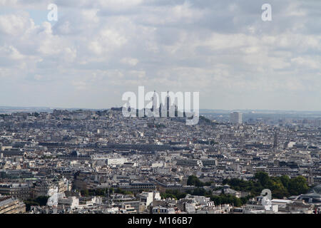 Au sud-est de Paris vue de la Tour Eiffel avec Basilique du Sacré Coeur dans la distance, en France. Banque D'Images