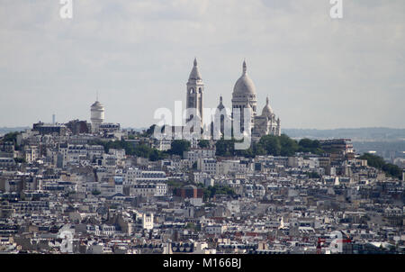 Au sud-est de Paris vue de la Tour Eiffel avec Basilique du Sacré Coeur dans la distance, en France. Banque D'Images