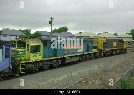 Deux moteurs diesel que tirer le train TranzAlpine sur les Alpes du Sud de Christchurch au Greymouth via le col d'Arthur. Rail KIWI Banque D'Images