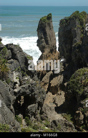 Crêpe Punakaiki Rocks ; Paparoa National Park ; le lin de Nouvelle-Zélande, Greymouth, Nouvelle-Zélande, NZ. Formations de roche calcaire en couches ; roches ; géologie ; P Banque D'Images