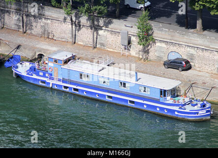 Un bateau de croisière bleu appelé le Blue Shadow, Seine, Paris, France. Banque D'Images