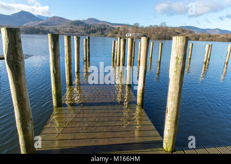 Les débarquements pour la vedette à moteur sur le lac Derwent Water près de Keswick Banque D'Images