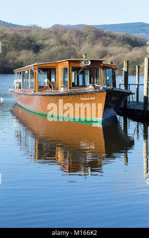 La Motor Cruiser 'Lakeland Mist' lié aux paliers sur Derwent water près de Keswick Banque D'Images