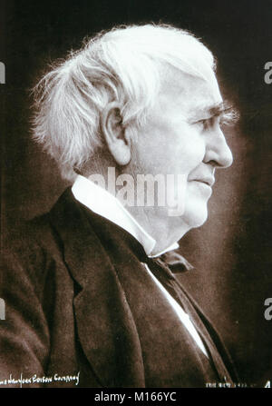 Ancienne photo de Thomas Edison l'inventeur (1920) à l'intérieur de la Tour Eiffel, Paris, France. Banque D'Images