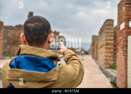 Prise de photos touristiques à Pompéi avec un téléphone intelligent Banque D'Images