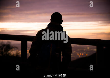 Admirant touristiques Naples au coucher du soleil depuis le mont Vésuve. Belle vue à regarder Napoli, ville d'Italie Banque D'Images