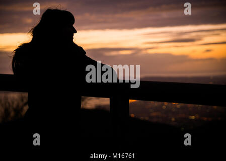 Jeune fille touristiques libre d'admirer au coucher du soleil de Naples le Vésuve. Belle vue au-dessus de la ville, de l'Italie Banque D'Images