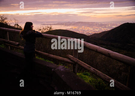 Jeune fille touristiques Naples admirer au coucher du soleil depuis le mont Vésuve. Belle vue au-dessus de la ville, de l'Italie Banque D'Images