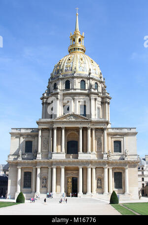 Entrée principale de l'Hôtel National des Invalides avec le dome de Mansart (coupole), Paris, France. Banque D'Images