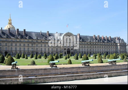 Le nord / l'arrière des Invalides, le dome de Mansart au-dessus du bloc central à fronton Bruant, Paris, France. Banque D'Images