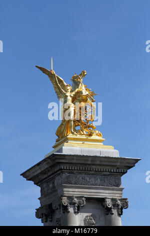 La renommée de dorures sculptures sur le socle des contrepoids à la périphérie de l'étang du pont Alexandre III, Seine, Paris, France. Banque D'Images