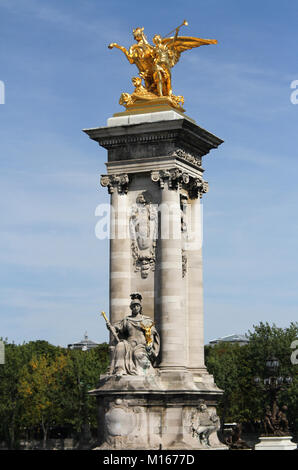 Sculptures sur l'EMAG doré socle contrepoids sur le bord de l'étang du pont Alexandre III, Seine, Paris, France. Banque D'Images