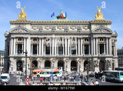 L'avant du Palais de l'opéra Garnier, Paris, France. Banque D'Images