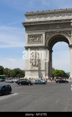 Vue sur l'Arc de Triomphe de l'Etoile du Nord-Ouest sur l'Avenue de la Grande Armée (Avenue de la Grande Armée), Paris, France. Banque D'Images