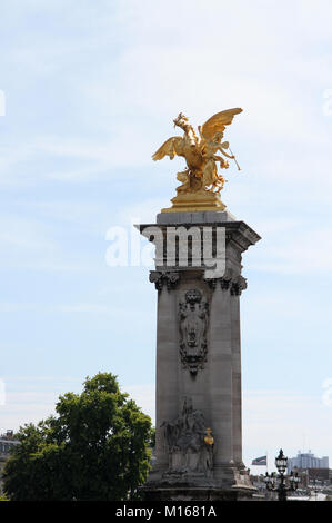 Sculptures sur l'EMAG doré socle contrepoids sur le bord de l'étang du pont Alexandre III, Seine, Paris, France. Banque D'Images