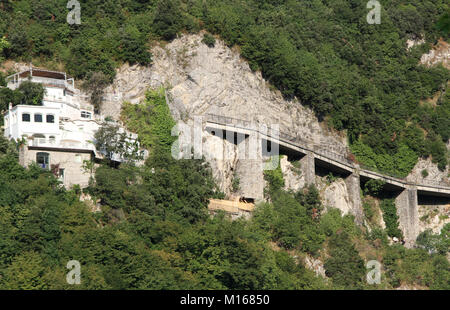 L'autoroute sur une montagne en village de Positano, Côte Amalfitaine, Campanie, Italie. Banque D'Images