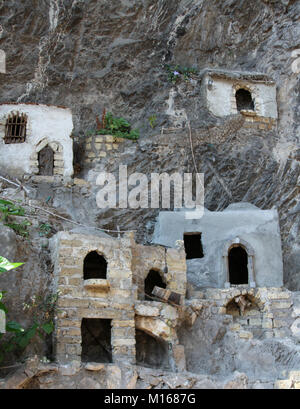 Petits autels (lit d'art) konown comme Grotta dell Orso adossée à la montagne dans une rue de l'Arrondissement Fornillo, Positano, Côte Amalfitaine, Campanie, Banque D'Images