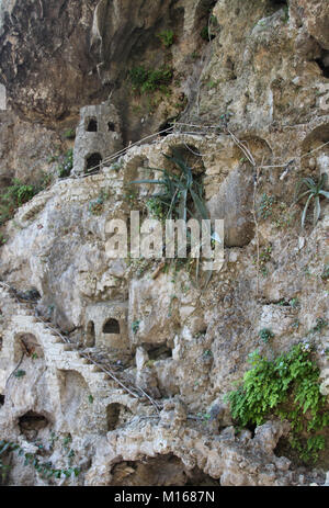 Petits autels (lit d'art) konown comme Grotta dell Orso adossée à la montagne dans une rue de l'Arrondissement Fornillo, Positano, Côte Amalfitaine, Campanie, Banque D'Images