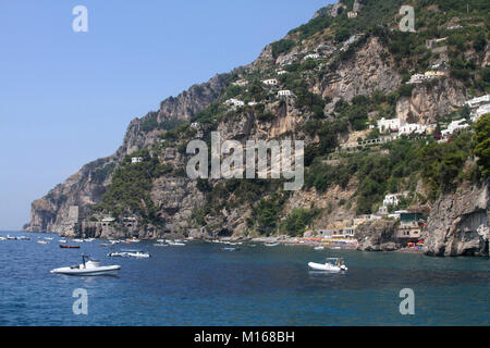 Navires autour de la côte de Positano, Côte Amalfitaine, Campanie, Italie. Banque D'Images