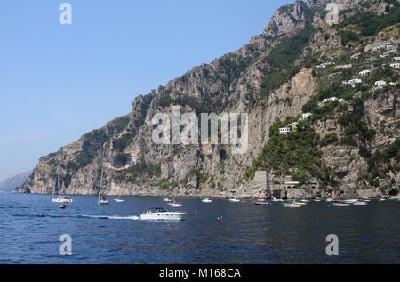 Navires autour de la côte de Positano, Côte Amalfitaine, Campanie, Italie. Banque D'Images