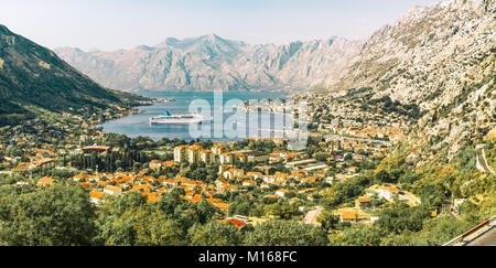 Panorama de Kotor, Monténégro. Baie de Kotor est un des plus beaux endroits de la mer Adriatique, une ancienne forteresse vénitienne, préservé de minuscules villages, moi Banque D'Images