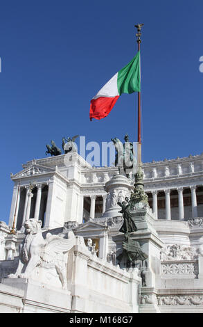 Vue sur le milieu et du côté gauche de l'Altare della Patria (Autel de la patrie) monument depuis le coin inférieur droit, Rome, Italie. Banque D'Images