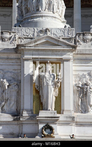 Tombe du Soldat inconnu, sous la statue de la déesse Roma, sur l'Altare della Patria (Autel de la patrie) Monument à Rome, Italie. Banque D'Images