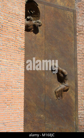 Avant de bronze portes de la Basilique de Santa Maria degli Angeli e dei Martiri église par Igor Mitoraj, Rome, Italie. Banque D'Images