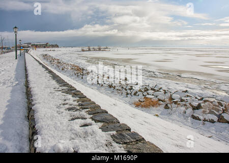 Dutch Winter Landscape with frozen sea, près de la plage et du port Banque D'Images