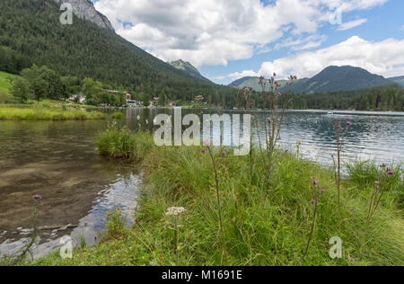 Lake près de Hintersee Ramsau en alpes bavaroises avec hôtels Banque D'Images