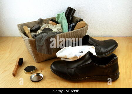Boîte de nettoyage de chaussures avec des ustensiles et des chaussures Banque D'Images