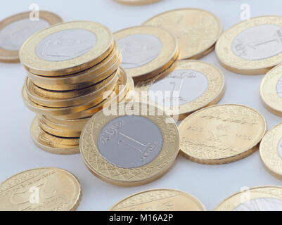 De nouvelles pièces de monnaie Riyal saoudien et Halalas montrant King Salman d'Arabie Saoudite Banque D'Images