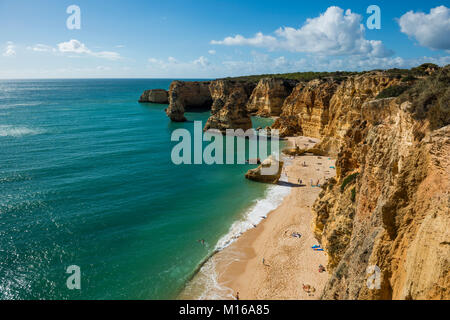 Plage et rochers colorés, Praia da Marinha, Carvoeiro, Algarve, Portugal Banque D'Images