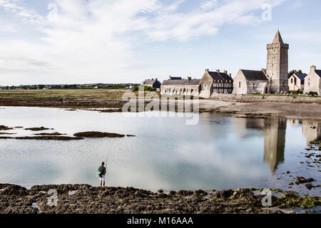 Dans le pêcheur des vasières en face du village de Portbail, Portbail, Cotentin, la Manche, Normandie, France Banque D'Images