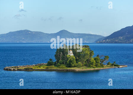 Pontikonisi, une petite île verte l'île de la souris (en grec) qui abrite l'église byzantine de Pantokrator. Corfou. La Grèce. Banque D'Images