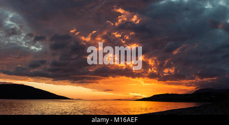 Coucher de soleil sur le Loch Broom d'Ullapool, Ecosse. Banque D'Images