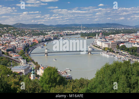 Vue de l'Gellertberg sur le Pont des chaînes Széchenyi et le Danube, le Parlement de droite, Budapest, Hongrie Banque D'Images