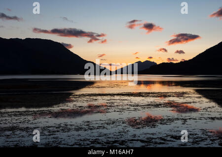 La fin septembre coucher du soleil de la plage à Invercoe, près de Glencoe, Ecosse, donnant sur le Loch Leven et le Loch Linnhe vers Ballachuli et d'Ardgour Banque D'Images