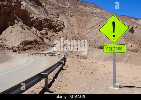 Panneau d'avertissement à l'avant d'une courbe, près de San Pedro de Atacama, Región de Antofagasta, Chili Banque D'Images