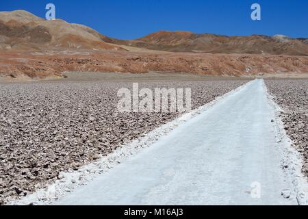 Route par Salzfeld, Salar de Atacama, près de San Pedro de Atacama, Región de Antofagasta, Chili Banque D'Images