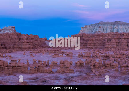 Gobelins ou cheminées de grès érodées de Entrada dans Goblin Valley State Park, photographié au crépuscule, Utah, USA Banque D'Images